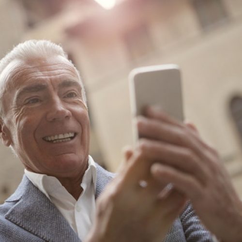 elderly-man-using-smart-phone-to-communicate-to-his-family-3782181 (1)
